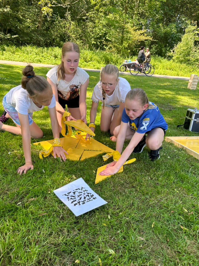 Tijdens een activiteit op school de Tangram puzzel bij het Expeditie Robinson pakket