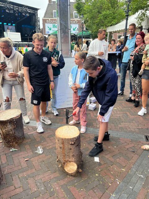 Het Westlands Kampioenschap spijkerslaan tijdens de feestweek op het Wilhelminaplein van Naaldwijk