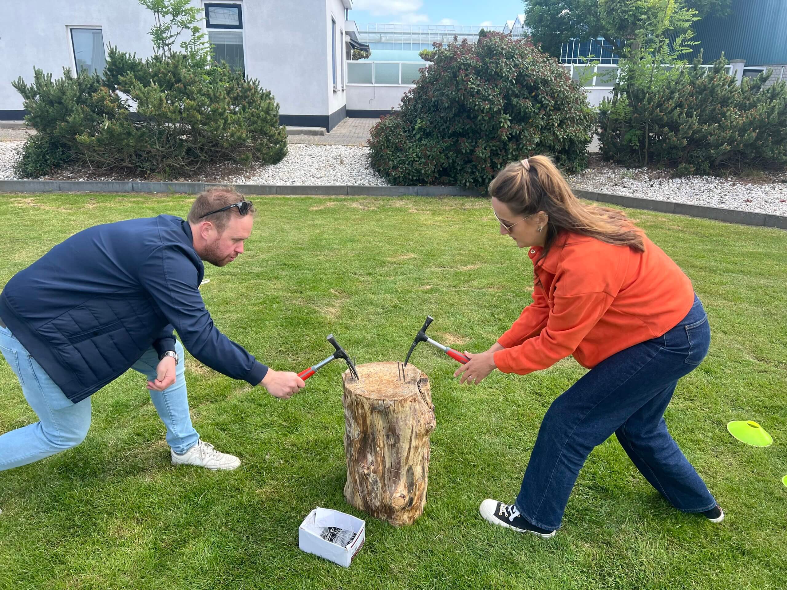 Teamuitje spijkerslaan bij Move For Fun Spijkerslaan proef bij het Expeditie Robinson teamuitje