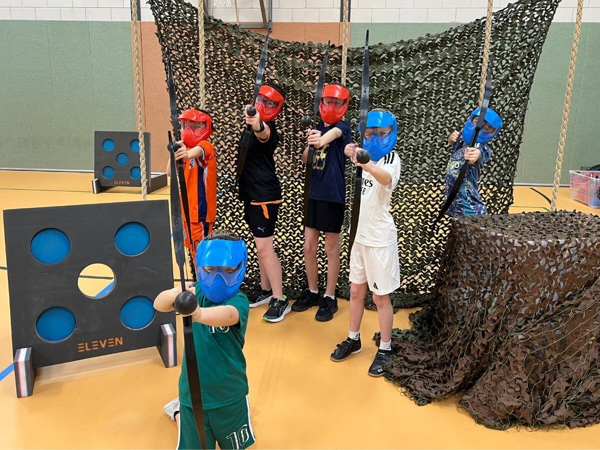 Archery tag met groep Archery tag schieten met een leuke groep