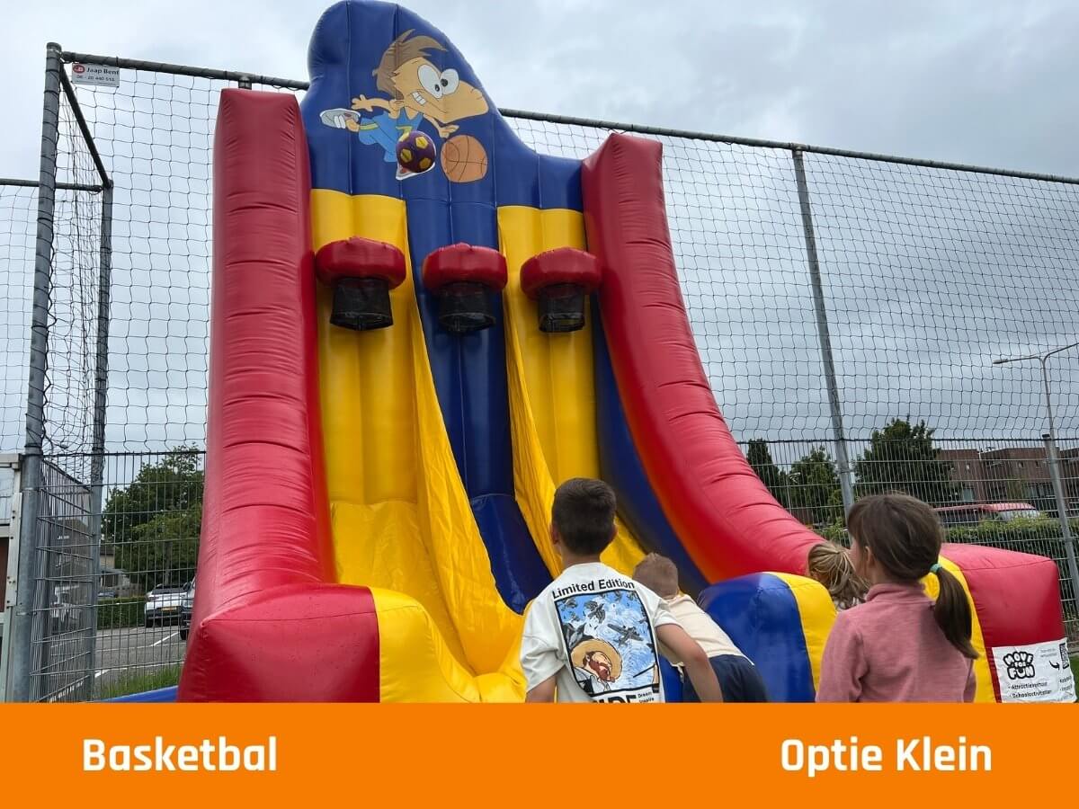 Basketbal-spellen-sportdag-organiseren Kinderen gooien met een basketbal tijdens een sportdag