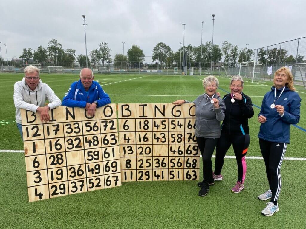 Groepsactiviteit levend bingo op een voetbalveld in Naaldwijk van Move For Fun