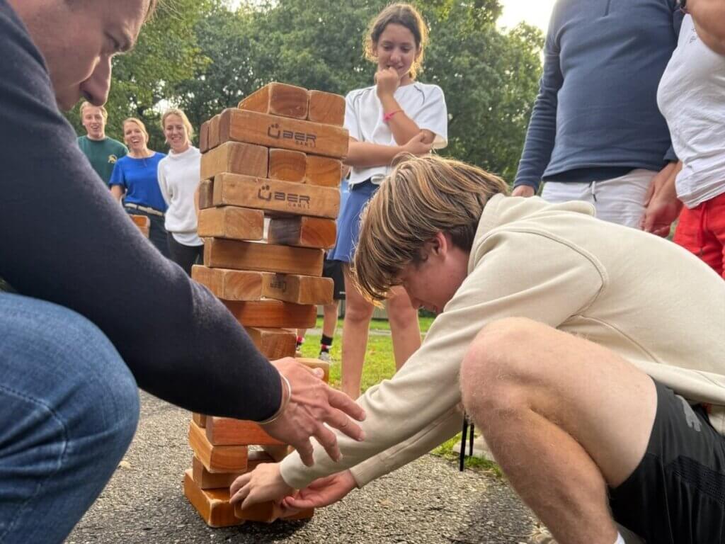 Spellen spelen tijdens een familiedag