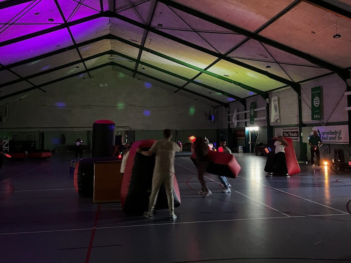 Teamuitje Lasergame gemeente Vlaardingen Lasergame in de hal met Move For Fun