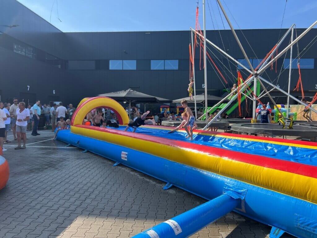 Leuke spellen met water in de zomer tijdens een bedrijfsborrel