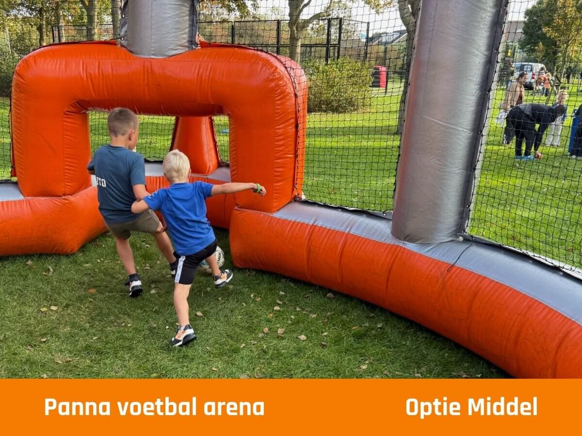 panna-voetbal-arena-sportdag-Naaldwijk Kinderen doen mee aan voetbal tijdens een sportdag op een basisschool in het Westland