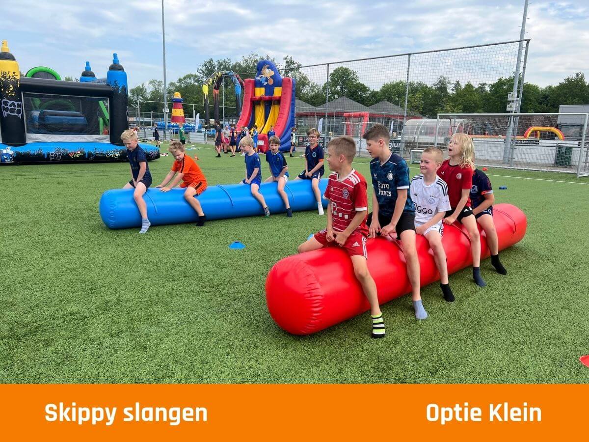 skippyslangen-sportdag-moveforfun Sportdag tijdens een sport evenement met opblaasbare attracties