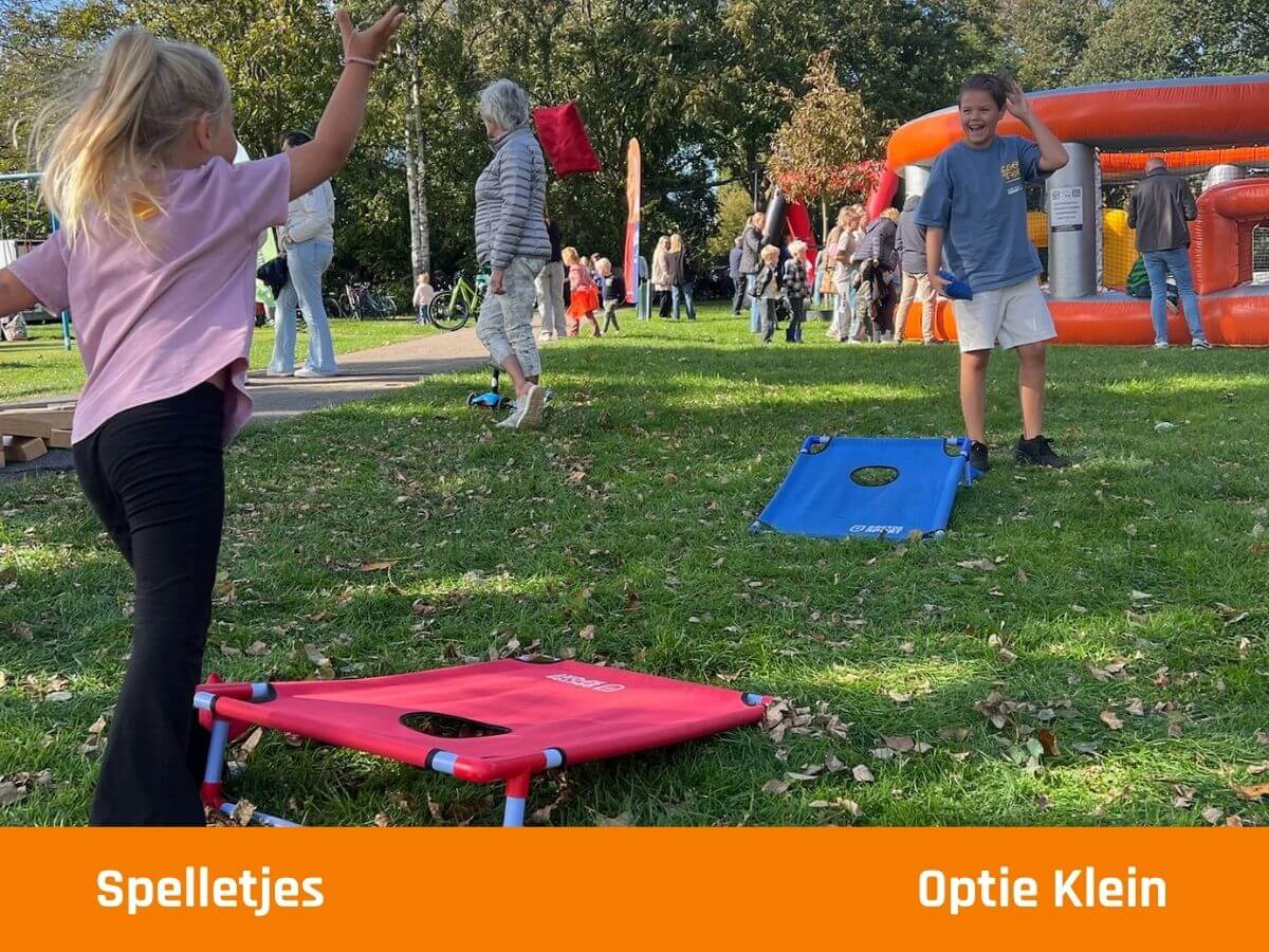Spelletjes sportdag school Nederland Kinderen spelen spellen tijdens een landelijke sportdag op een basisschool in Nederland