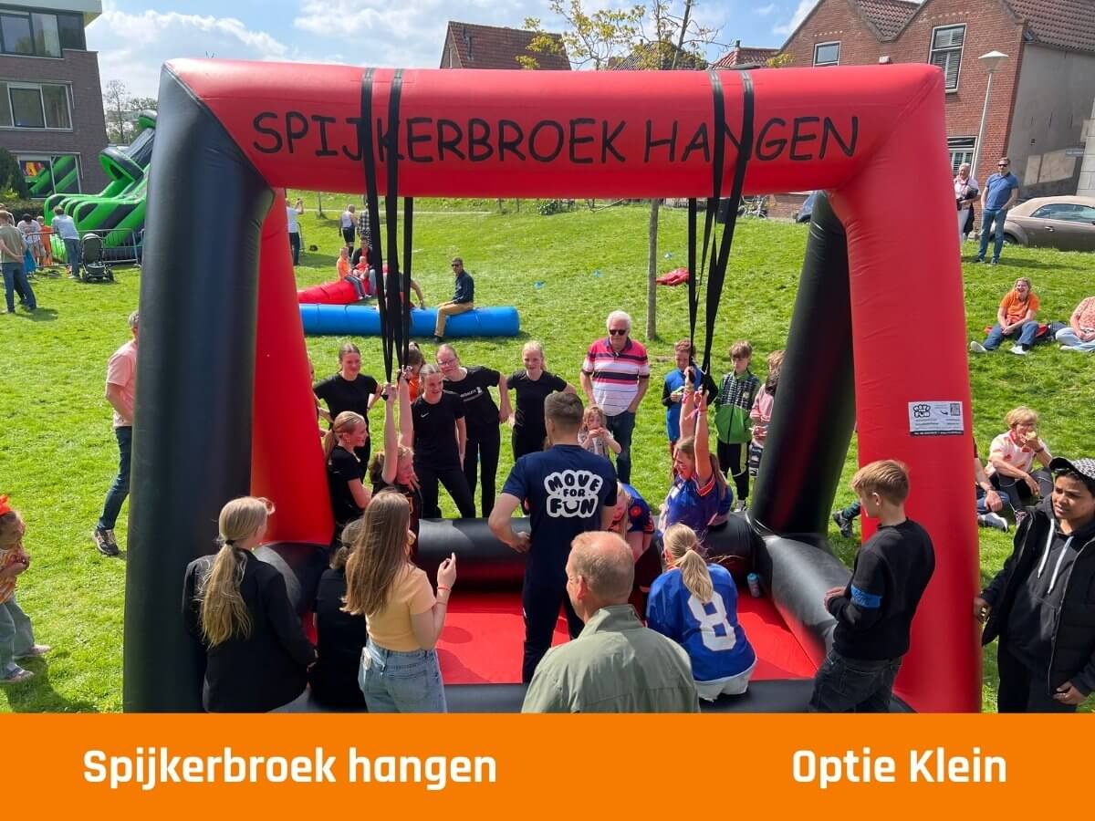 spijkerbroekhangen-sportdagen-op-maat-organiseren Spijkerbroek hangen tijdens een sportdag van Move For Fun op een basisschool