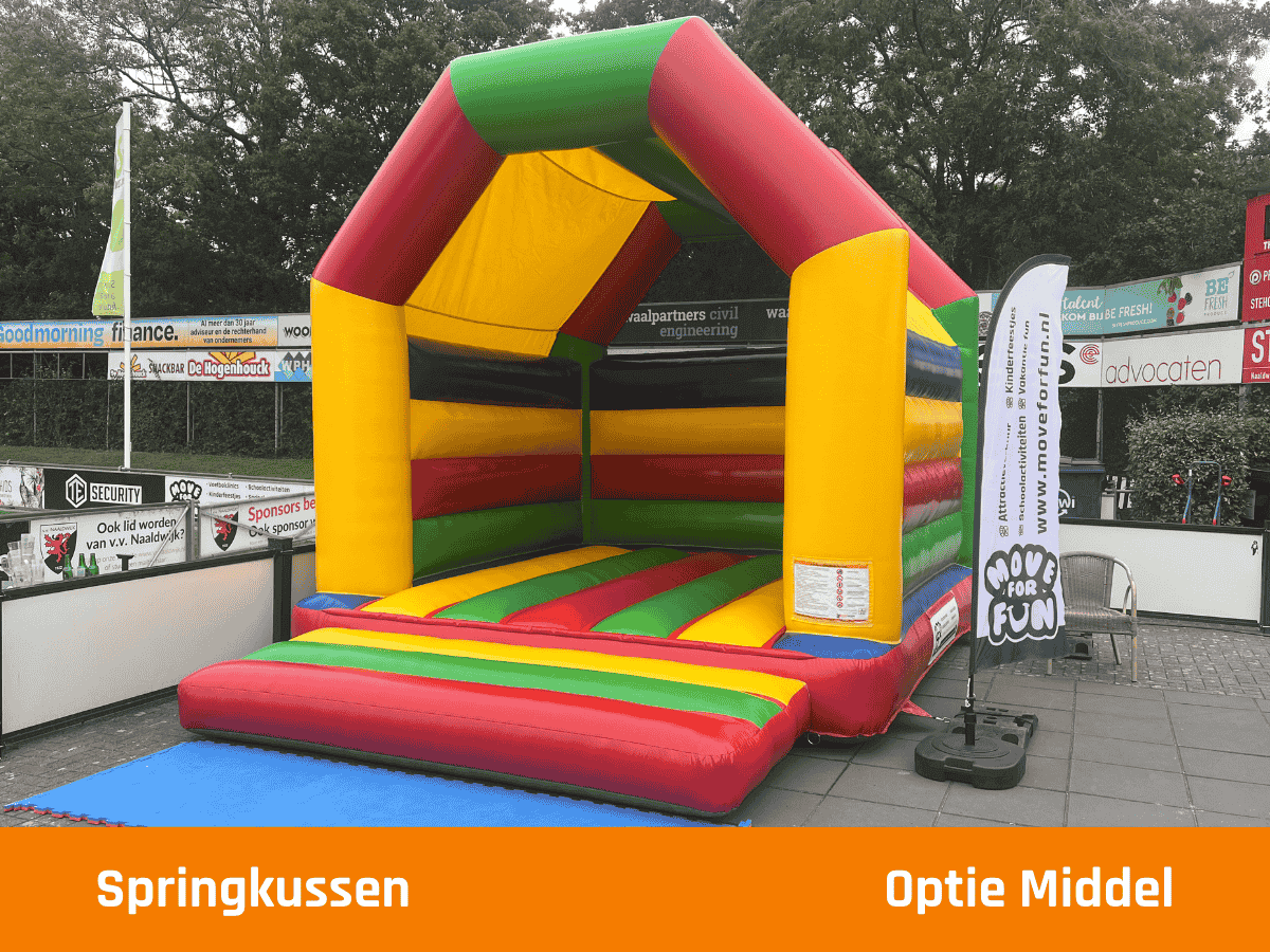 springkussen-sportdag-basisschool-westland.jpg Kinderen springen op een kleurrijk springkussen tijdens een sportdag op een basisschool in het Westland