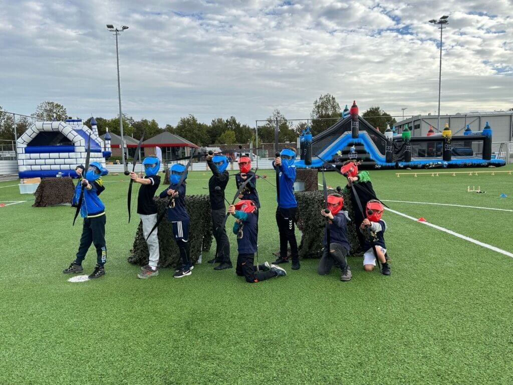 Kinderen spelen activiteiten tijdens een seizoensafsluiting op een vereniging