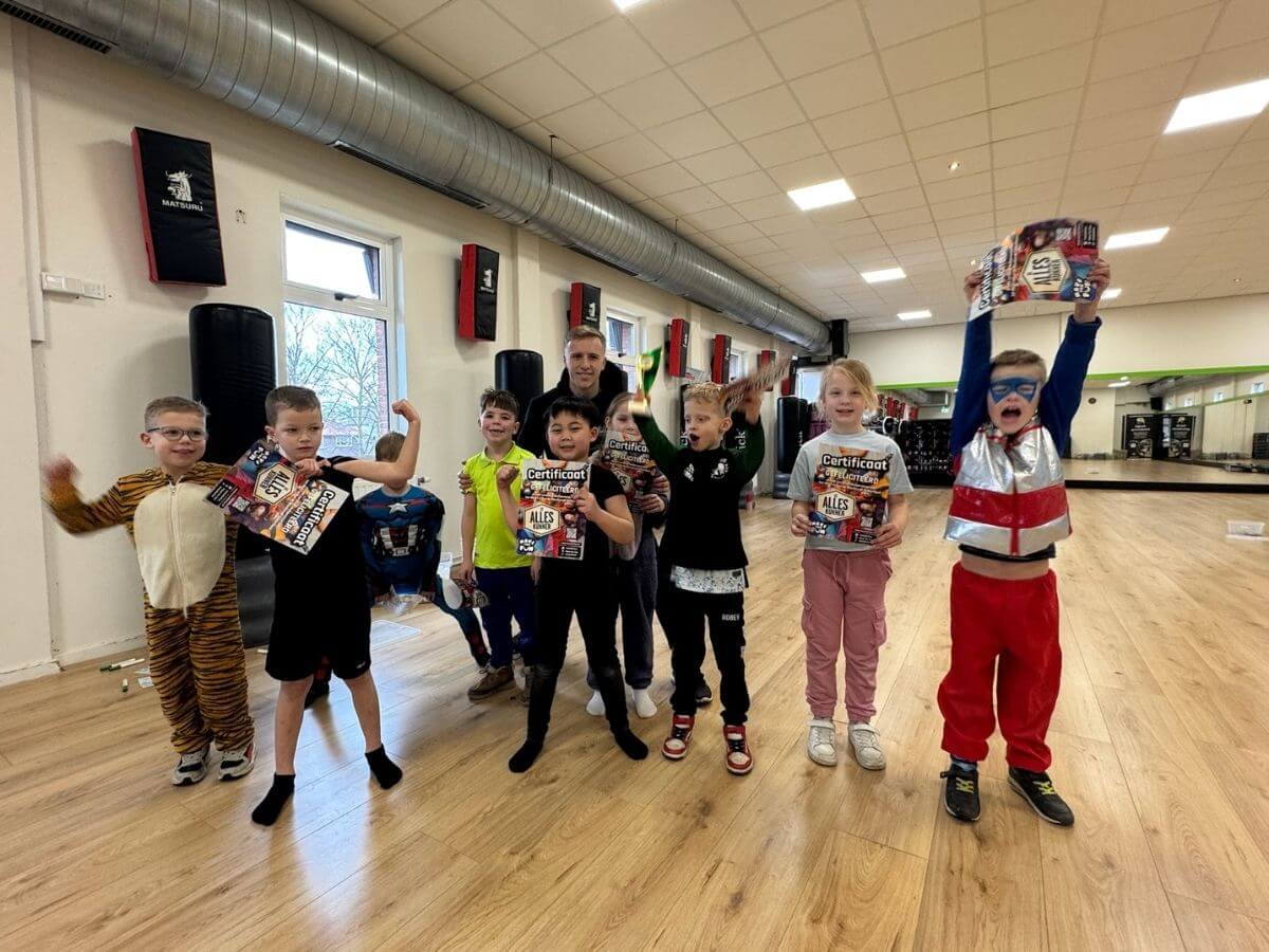 alleskunner-kinderfeestje-westland-groepsfoto-kostuums Kinderen poseren in leuke outfits tijdens het Alleskunner kinderfeestje in de zaal.