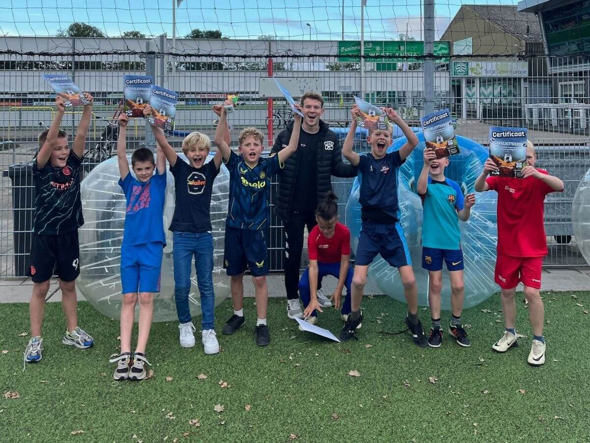 Bubbel Voetbal Kinderfeestje Westland – certificaten Groepsfoto met kinderen en certificaten na Bubbelvoetbal kinderfeestje buiten.