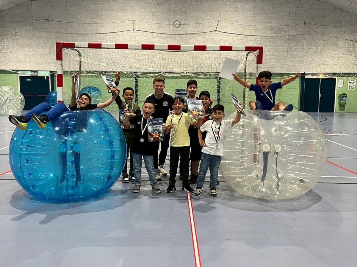 Groepsfoto Bubbel Voetbal Kinderfeestje met certificaten Groepsfoto met kinderen en certificaten na Bubbel Voetbal kinderfeestje.