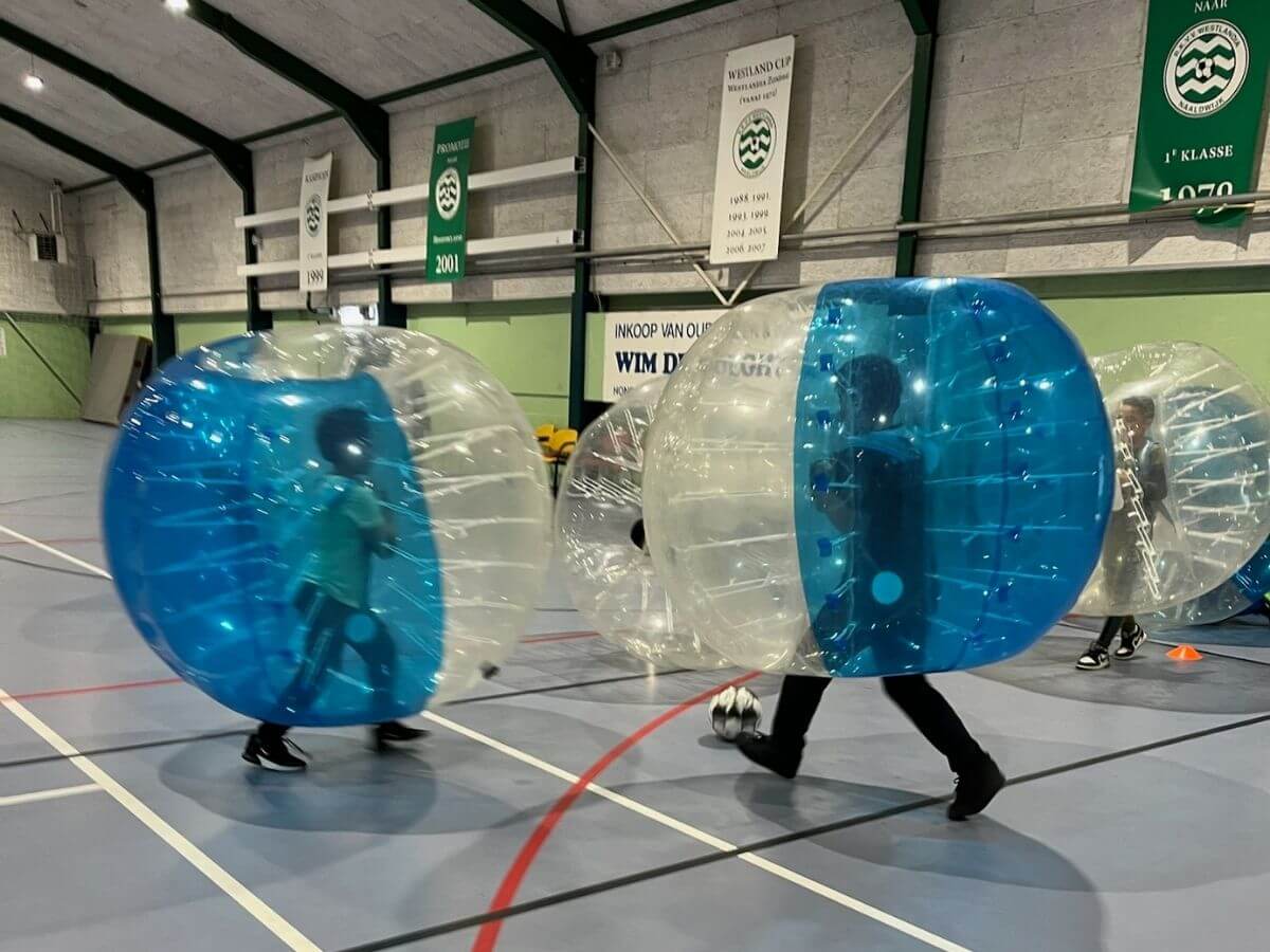 Indoor Bubbel Voetbal Kinderfeestje Westland Kinderen spelen een indoor bubbel voetbal wedstrijd tijdens het kinderfeestje.