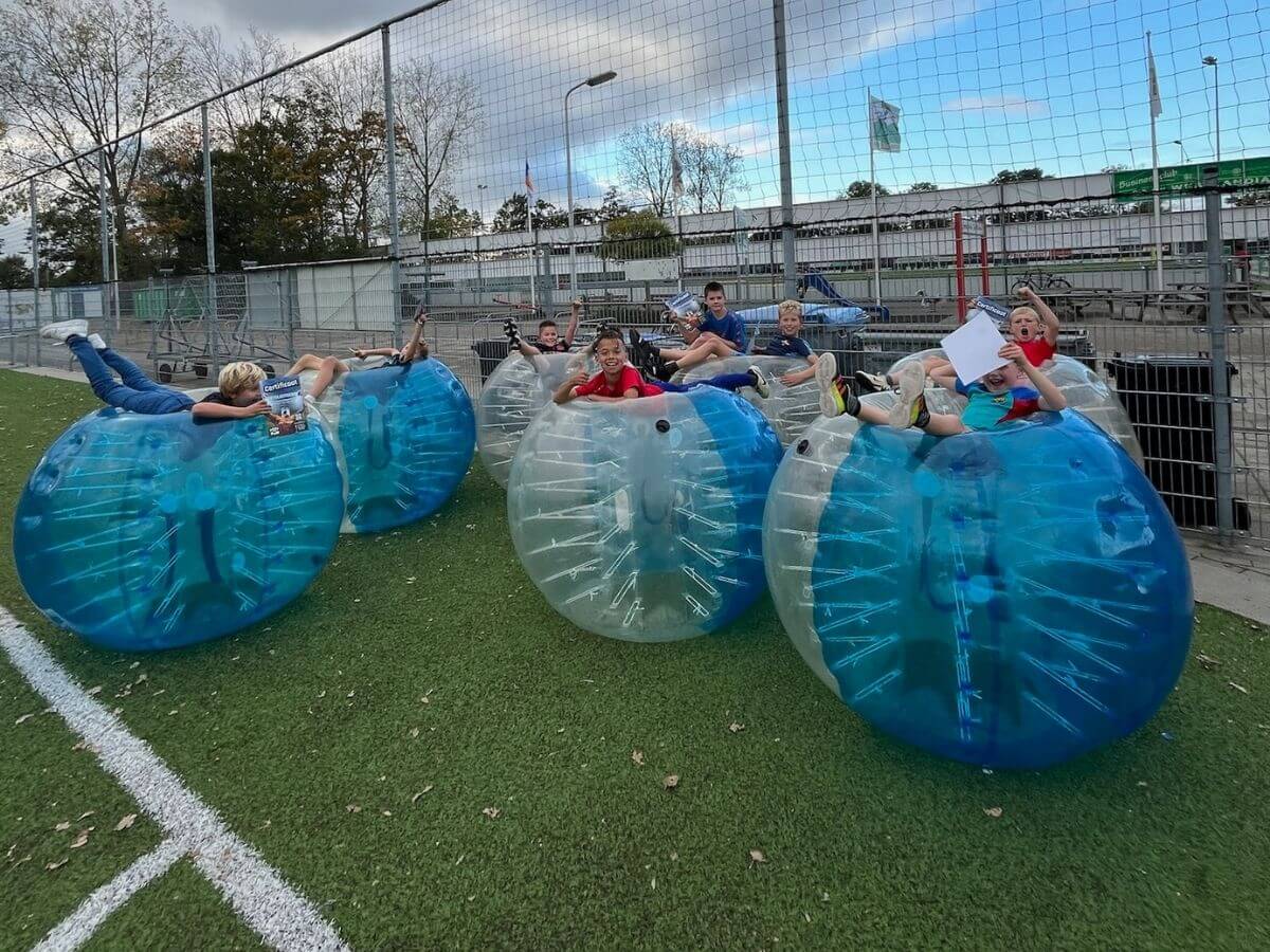 Bubbel Voetbal Kinderfeestje buiten bij Westlandia Kinderen liggen in bubbelballen tijdens bubbel voetbal kinderfeestje bij Westlandia.