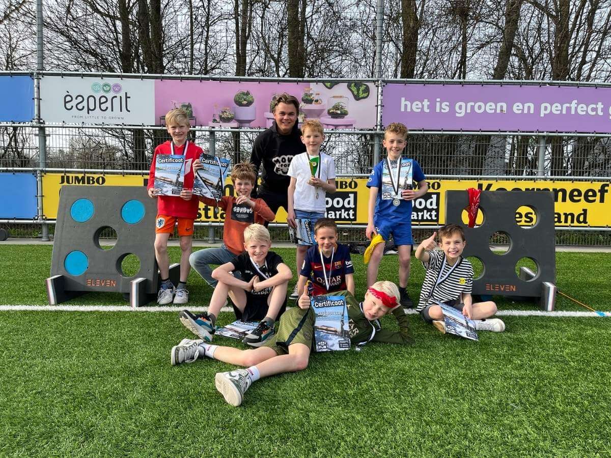 Groepsfoto Expeditie Robinson Kinderfeestje Groep kinderen poseert na Expeditie Robinson feestje met schietspel doelen