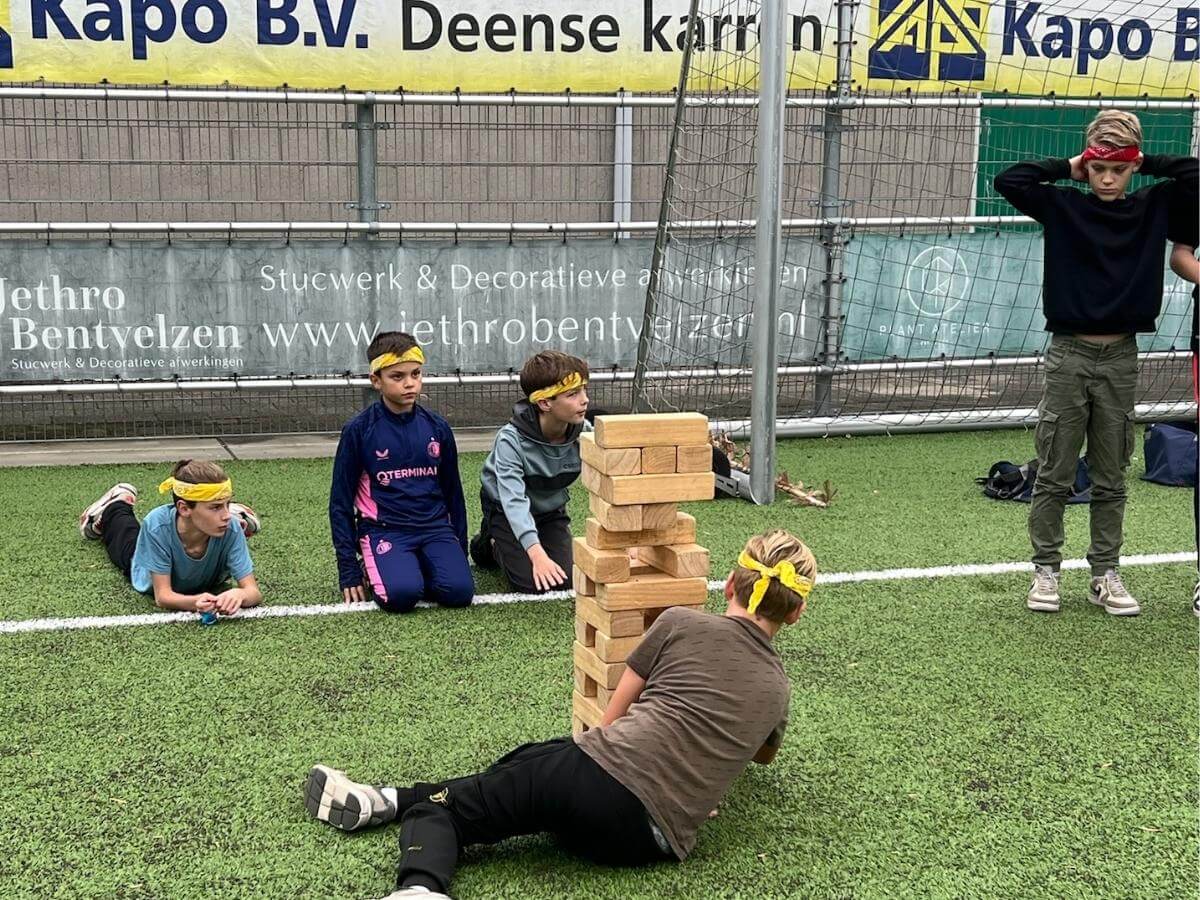 Mega Jenga uitdaging kinderfeestje Westland Kind probeert voorzichtig een blok uit de Mega Jenga toren te halen tijdens Expeditie Robinson feestje
