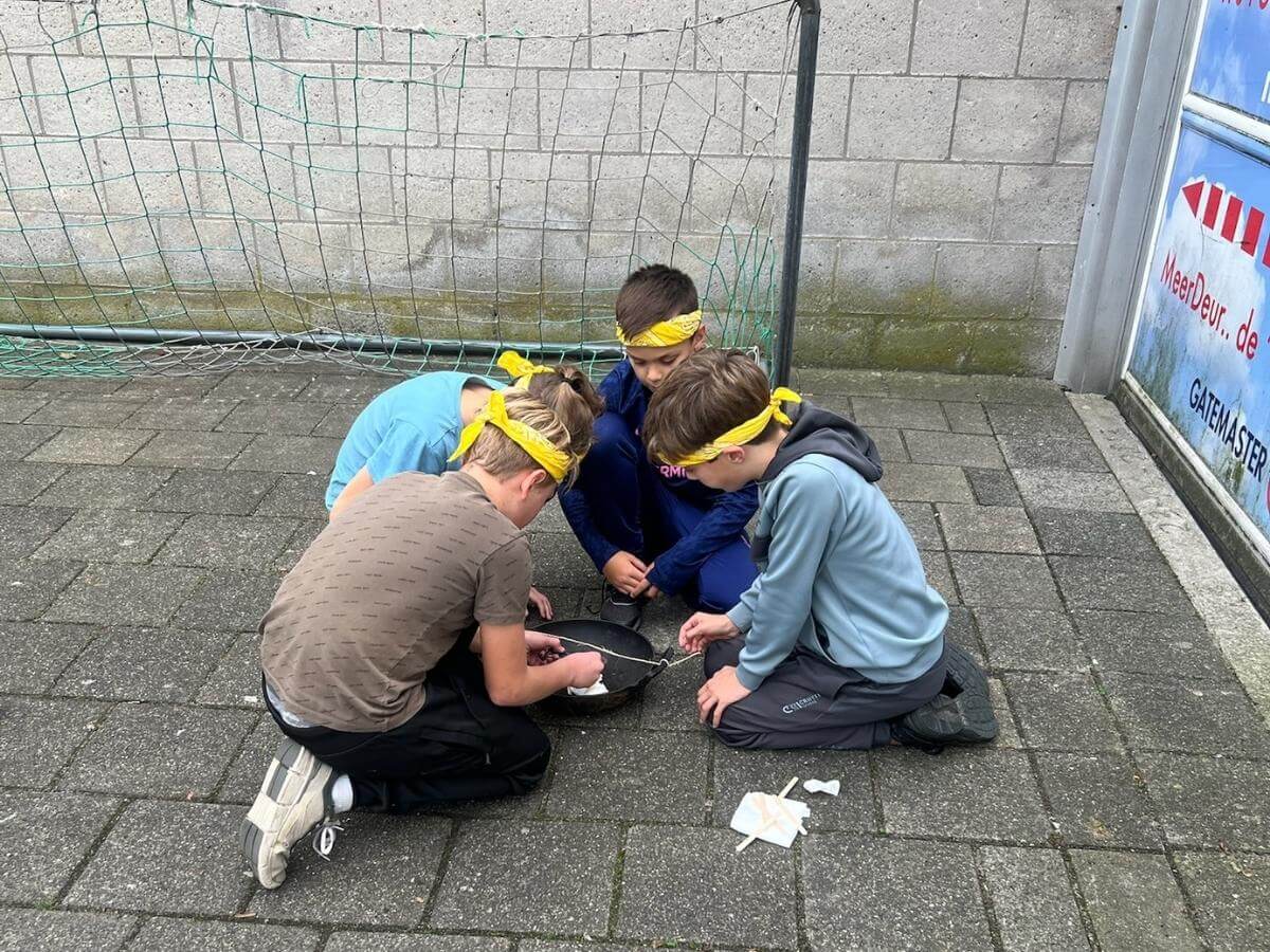 Vuurmaken opdracht Expeditie Robinson Kinderen werken samen aan een survivalopdracht tijdens het Expeditie Robinson kinderfeestje