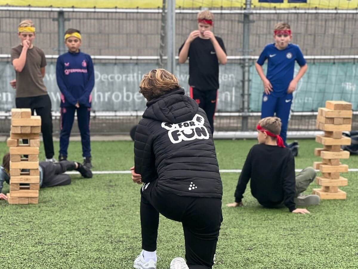 Mega Jenga uitleg door Move For Fun instructeur Instructeur geeft uitleg bij Mega Jenga tijdens het Expeditie Robinson kinderfeestje