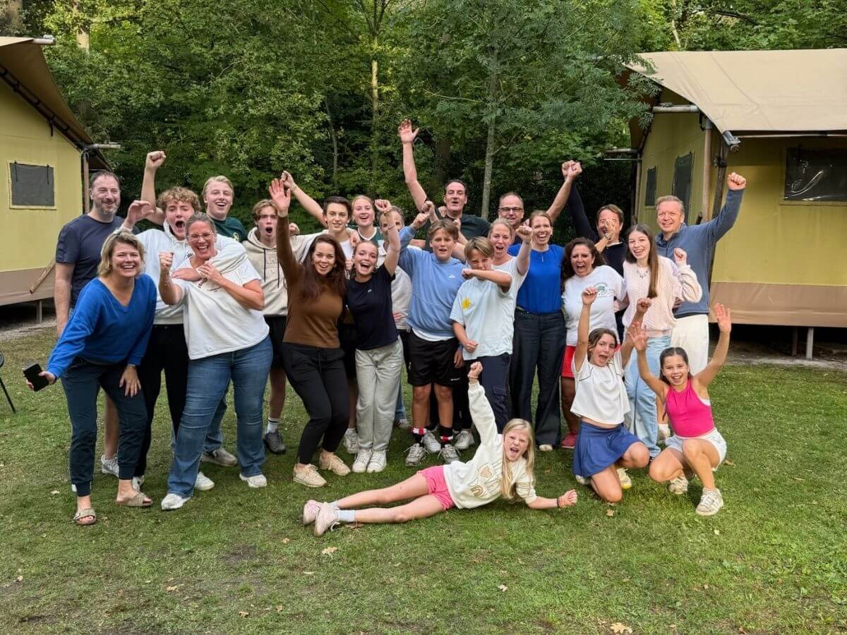 Gezellige familie juicht tijdens de familiedag Een groep familieleden juicht samen tijdens de familiedag, zichtbaar vrolijk en verbonden.