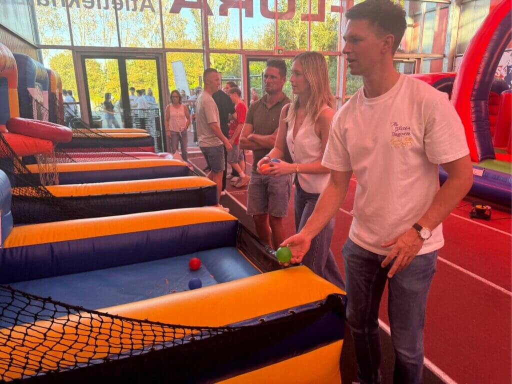 Mensen spelen een actief indoor spel tijdens een familiedag georganiseerd door Move For Fun.