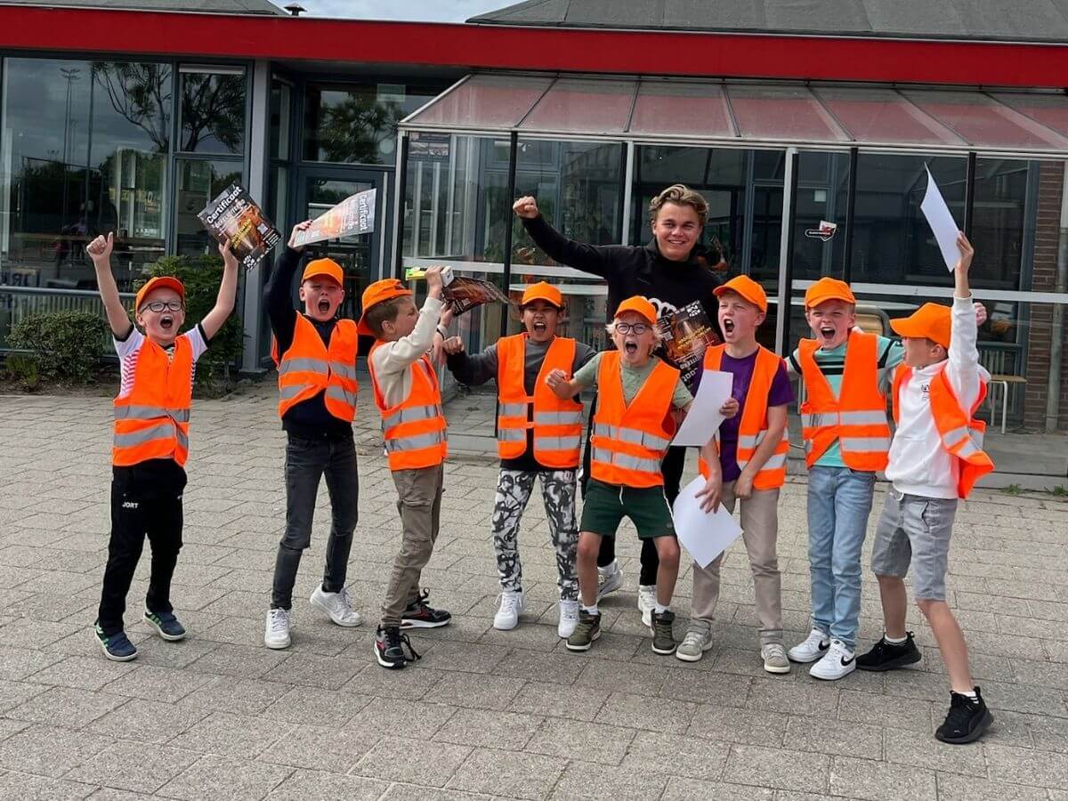 Jachtseizoen Kinderfeestje – Feestelijk Einde met Certificaten Kinderen vieren het einde van het Jachtseizoen kinderfeestje met certificaten en high-fives