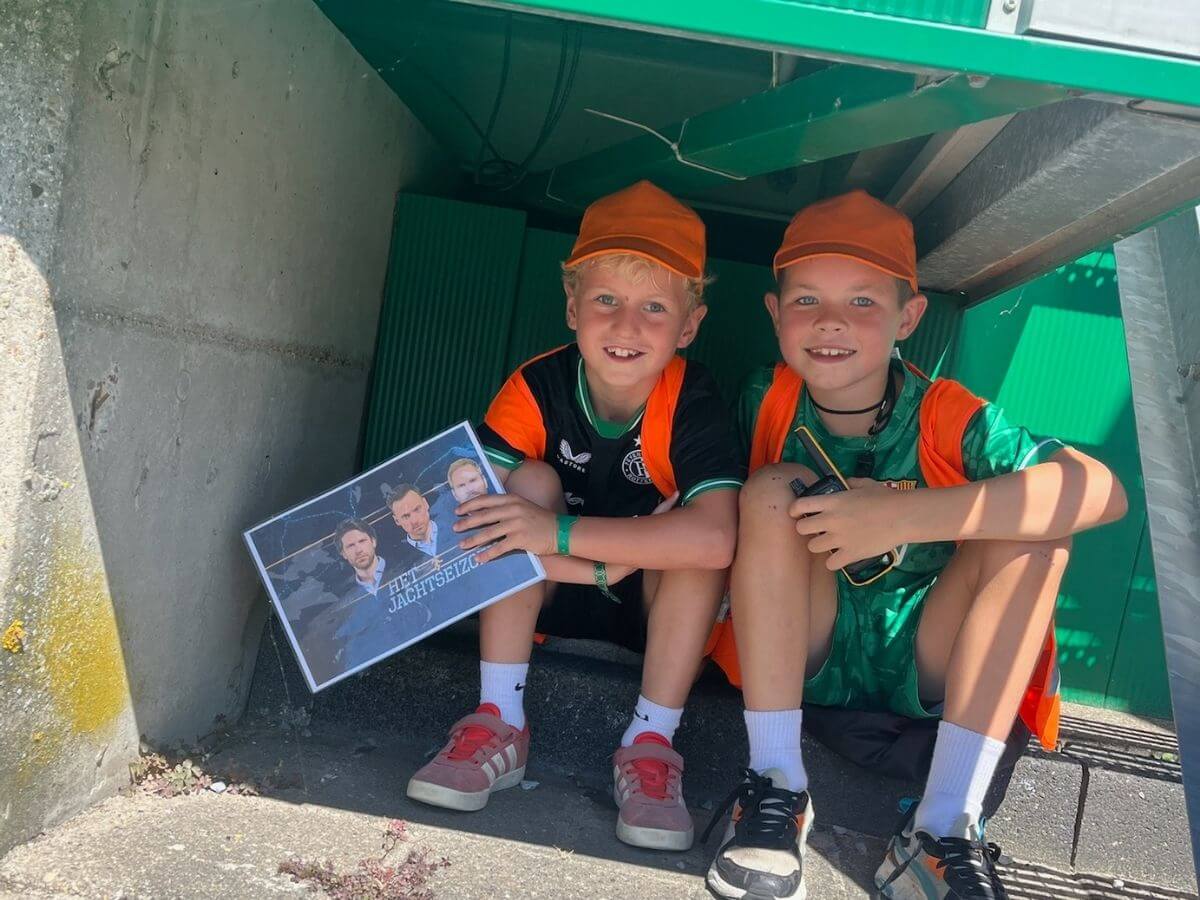 Verstopopdracht Jachtseizoen – Boefteam Onder de Tribune Kinderen verstoppen zich onder een tribune tijdens het Jachtseizoen kinderfeestje