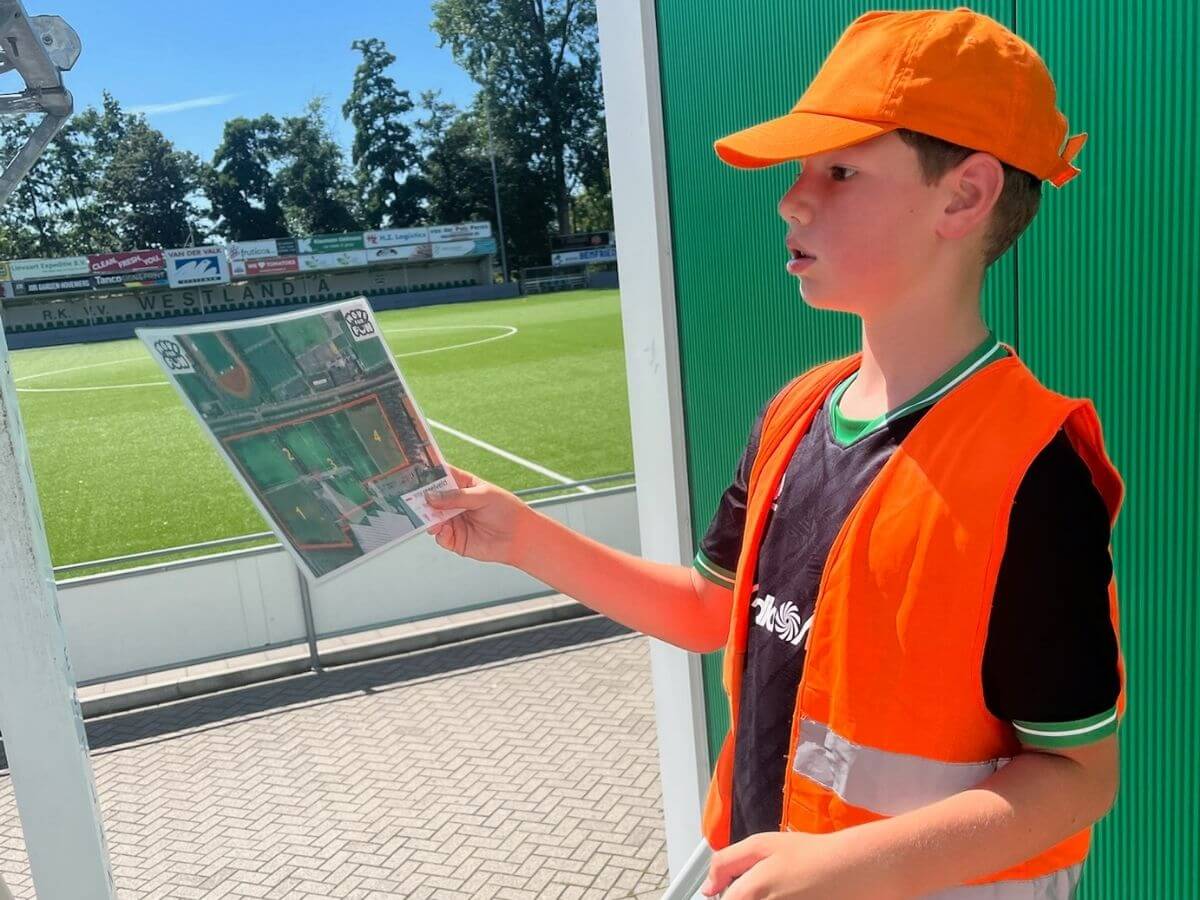 Speurkaart Challenge – Jachtseizoen Kinderfeestje Westland Kind speurt met een plattegrond tijdens het Jachtseizoen kinderfeestje van Move For Fun