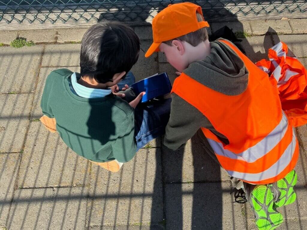 Kinderen lossen een walkietalkie opdracht op tijdens het Jachtseizoen kinderfeestje in het Westland