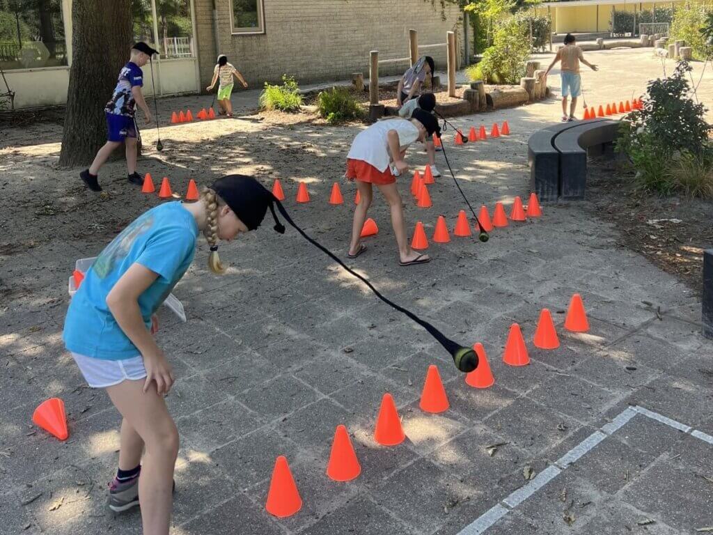 Kinderen spellen een grappig spel tijdens koningsdag