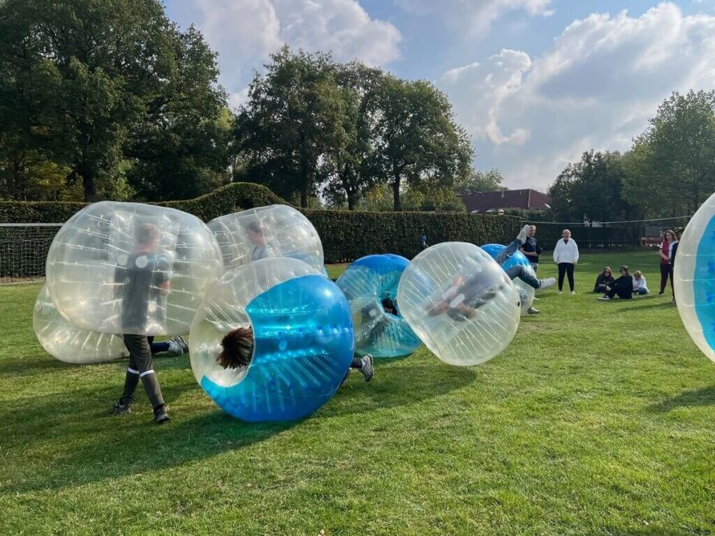 Bubbel voetbal activiteit tijdens de koningsspelen