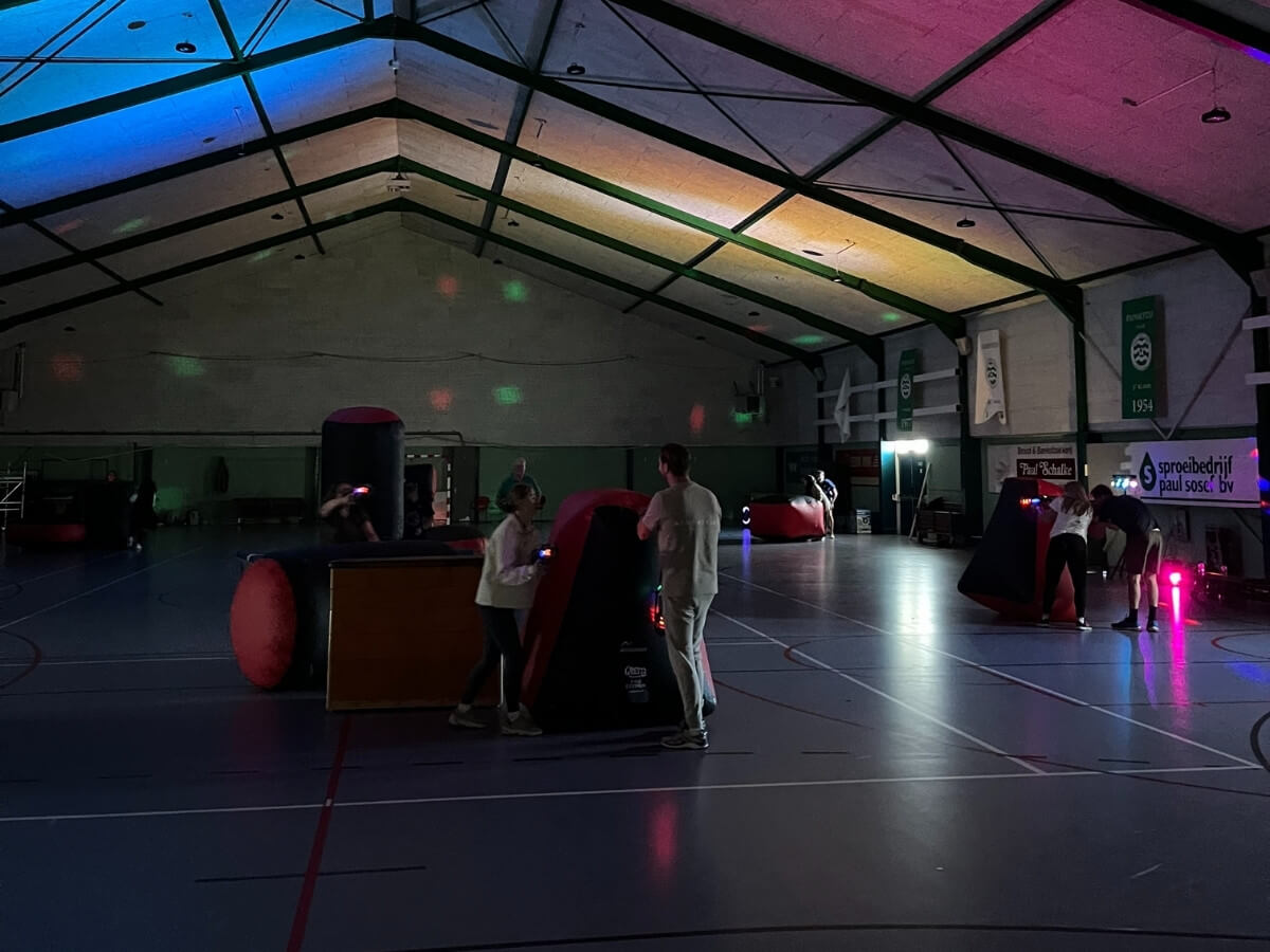 Lasergame Kinderfeestje – Balleringhal Westland Kinderen spelen lasergame in de Balleringhal met lichteffecten tijdens een kinderfeestje
