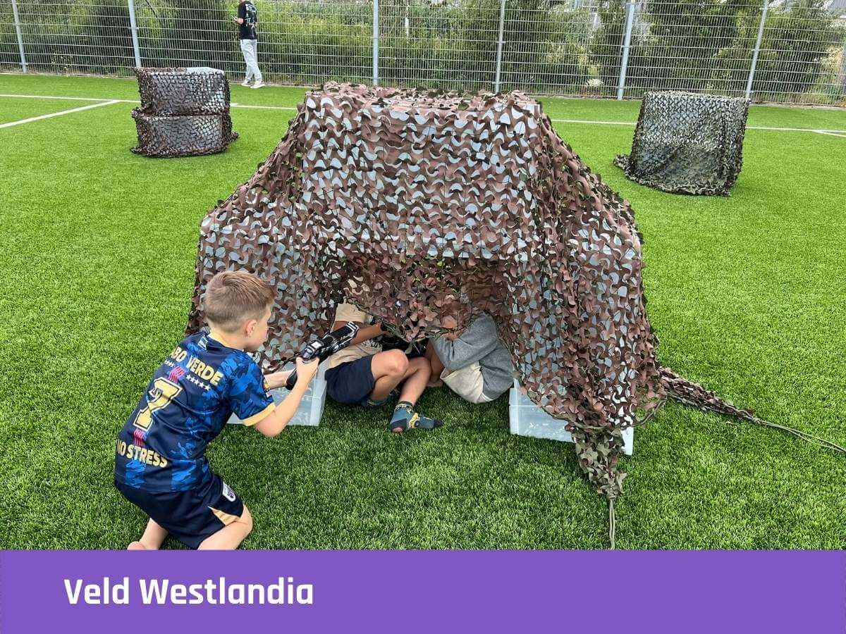 lasergame-kinderfeestje-veld-westlandia-naaldwijk Kinderen spelen lasergame op het veld van Westlandia in Naaldwijk tijdens een kinderfeestje