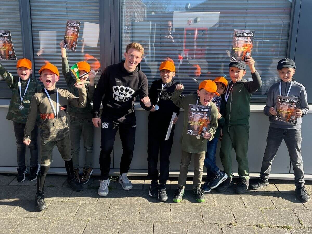 Groepsfoto Jachtseizoen Feestje – Politieteam met Certificaten Kinderen vieren het Jachtseizoen kinderfeestje in het Westland en poseren met certificaten en bekers