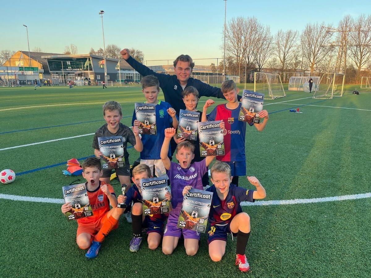 Voetbalfeest – Groepsfoto met medailles Kinderen vieren het voetbal kinderfeestje met medailles en een vrolijke groepsfoto.