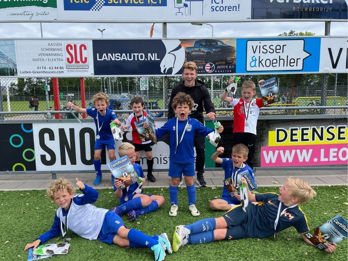 Voetbal kinderfeestje – Groepsfoto met certificaten Kinderen poseren met hun certificaat na afloop van het voetbal kinderfeestje.