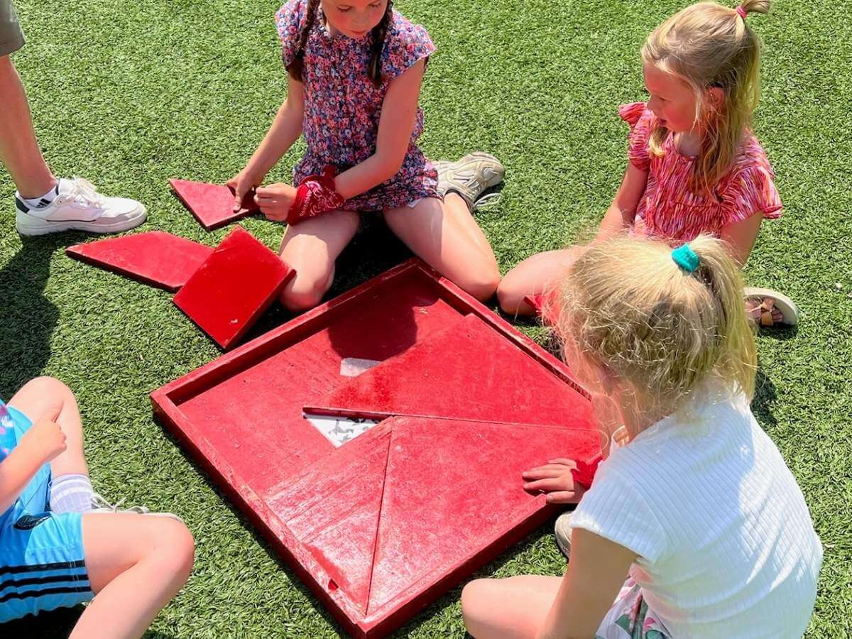 Activiteiten op school en BSO – Move For Fun Kinderen spelen samen een denkspel tijdens een school- of BSO-activiteit van Move For Fun