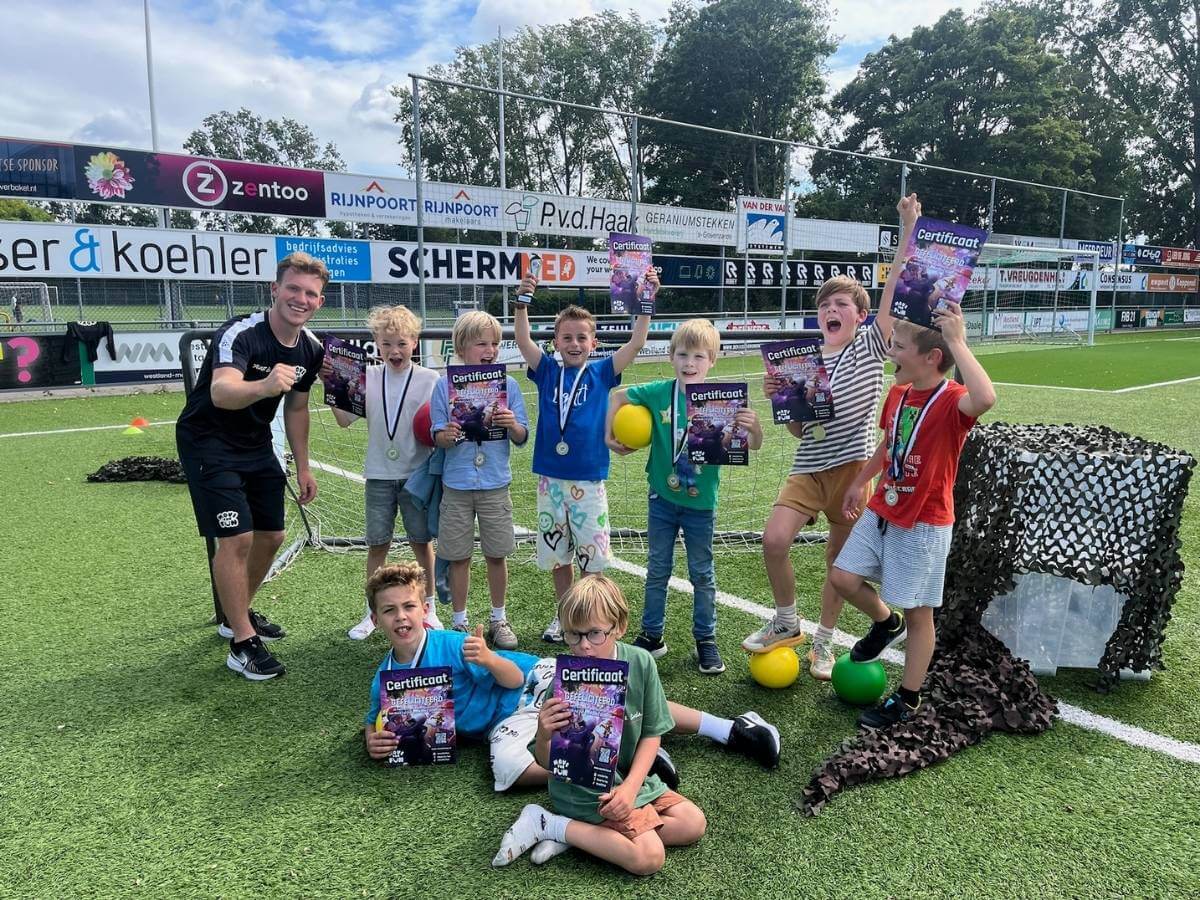 Groepsfoto Brawl Stars feestje – Move For Fun Groepsfoto van kinderen met certificaten tijdens het Brawl Stars kinderfeestje in het Westland.
