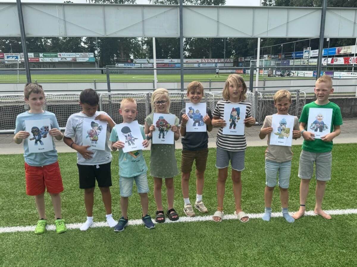 Kinderen met Brawl Stars personages – Move For Fun Kinderen houden Brawl Stars personages vast tijdens het Brawl Stars kinderfeestje in het Westland.