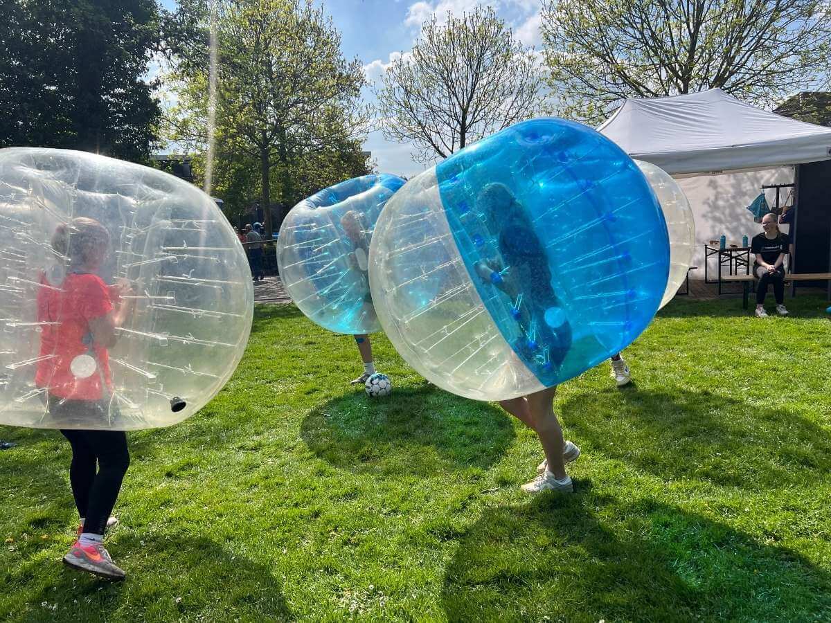 Bubbelvoetbal teamuitje – Move For Fun Kinderen spelen bubbelvoetbal tijdens een actief teamuitje van Move For Fun