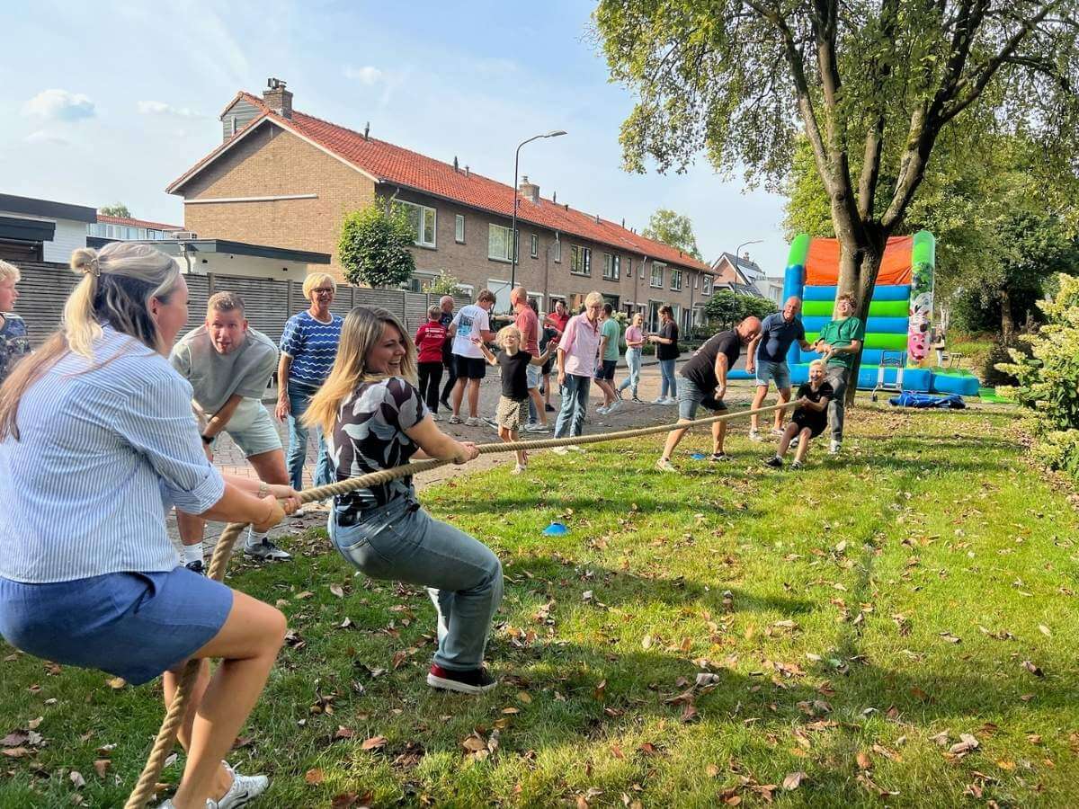 Burendag organiseren met Move For Fun Buurtbewoners doen mee aan touwtrekken tijdens een gezellige burendag in de wijk