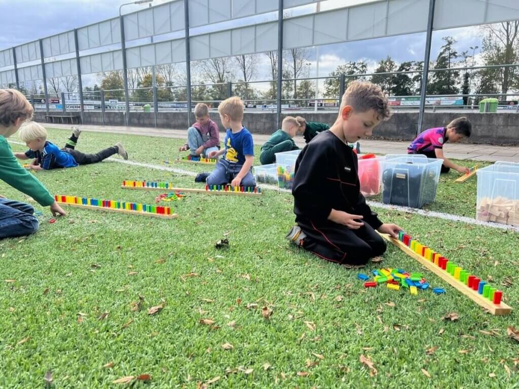 Kinderen doen een Alleskunner-opdracht op een sportveld tijdens het kinderfeestje van Move For Fun in Westland.