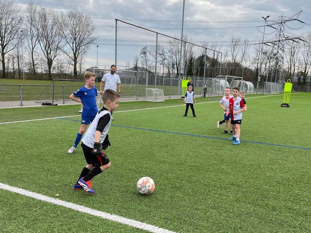 FIFA Kinderfeestje – Afsluitend Partijtje Kinderen spelen een voetbalpartij tijdens het FIFA kinderfeestje.