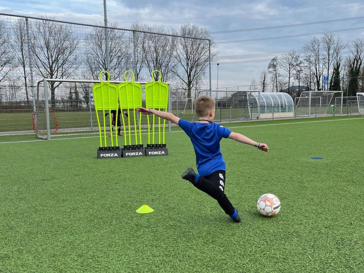 FIFA Voetbalfeestje – Schottraining Skill Game Kind doet een schottraining met poppenwand tijdens het FIFA kinderfeestje in Westland.