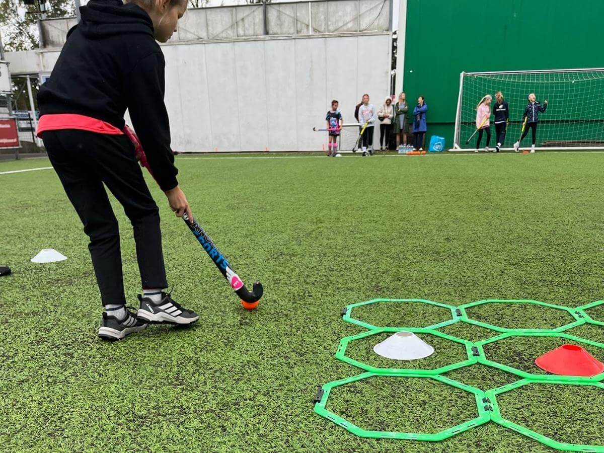 Hockey kinderfeestje – score opdracht Kind probeert te scoren tijdens een hockey-opdracht op het hockey kinderfeestje in Westland