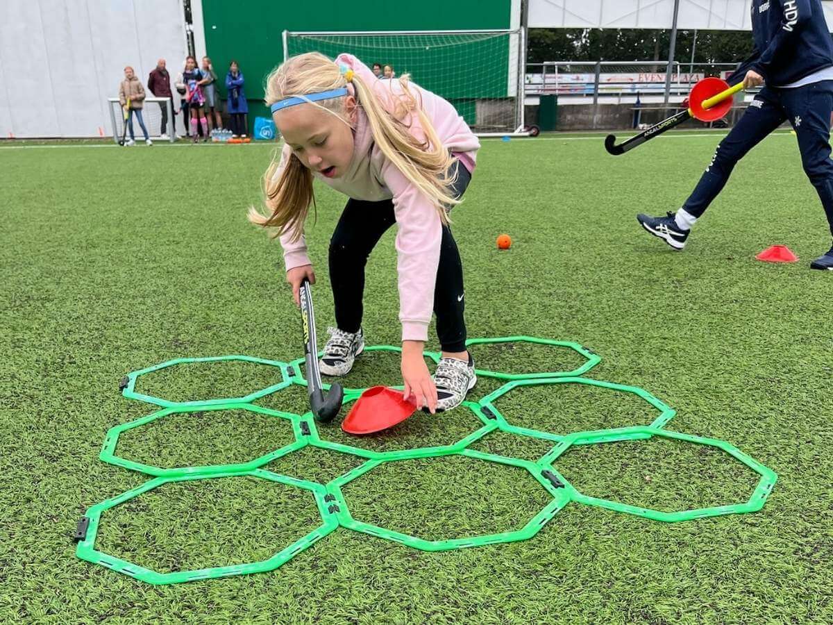 Hockey kinderfeestje – coördinatie opdracht Kind oefent een hockey coördinatie opdracht tijdens het hockey kinderfeestje in Westland