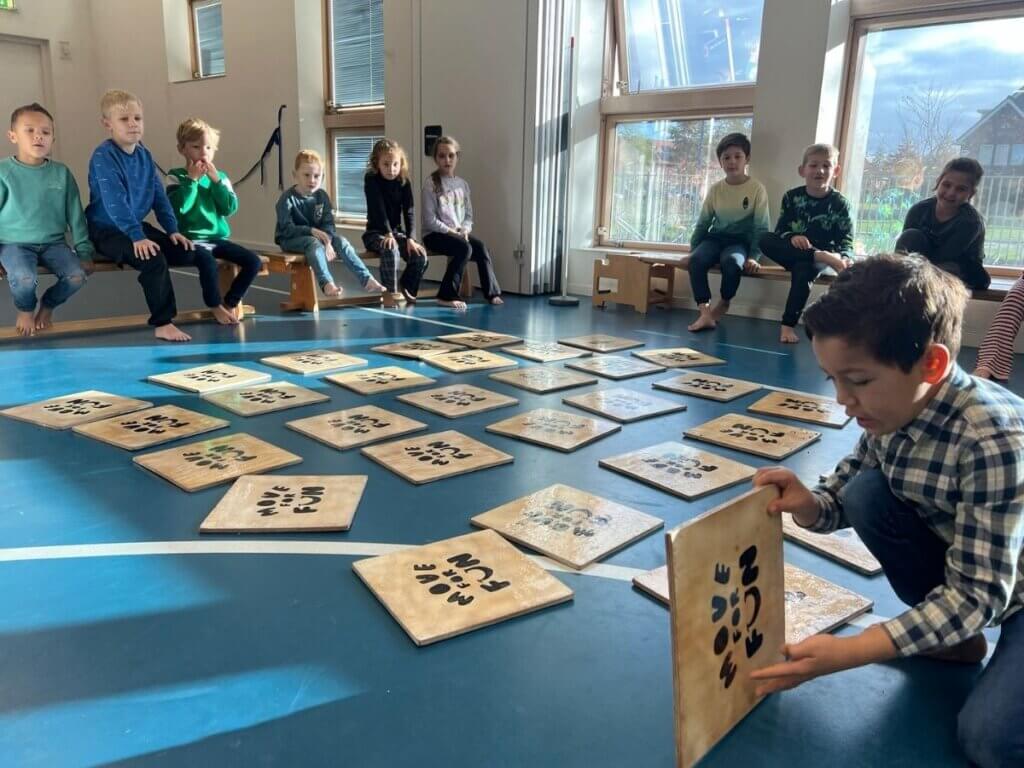 Kinderen spelen een groot memory spel tijdens Vakantie Fun van Move For Fun