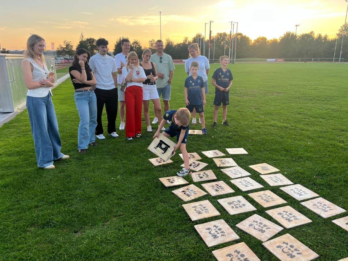 teamuitje-wie-is-de-mol-tegelspel-westland-move-for-fun Groep deelnemers speelt een tegelopdracht tijdens het Wie is de Mol teamuitje van Move For Fun in Westland.