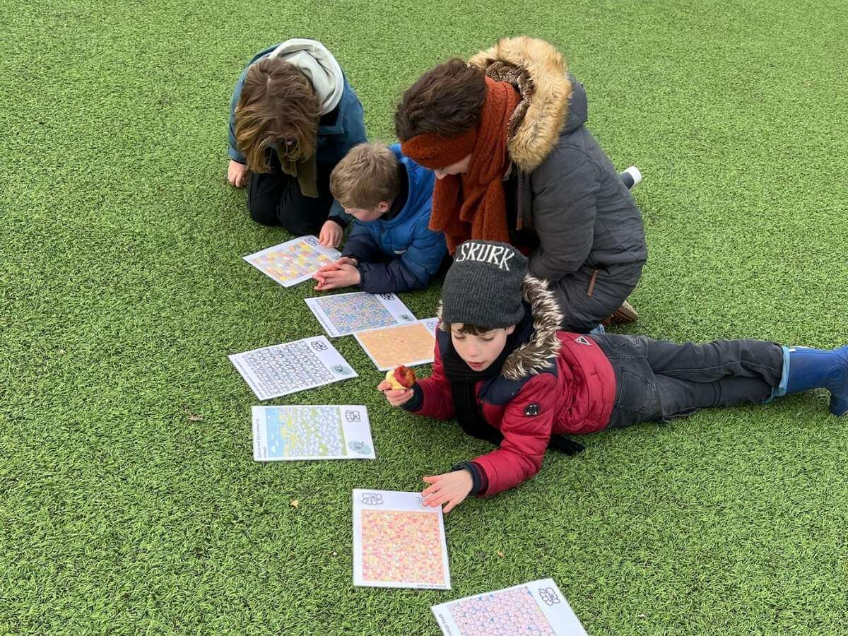 Zoekpuzzel opdracht Wie is de Mol kinderfeestje Kinderen maken een zoekpuzzel tijdens het Wie is de Mol feestje in Westland